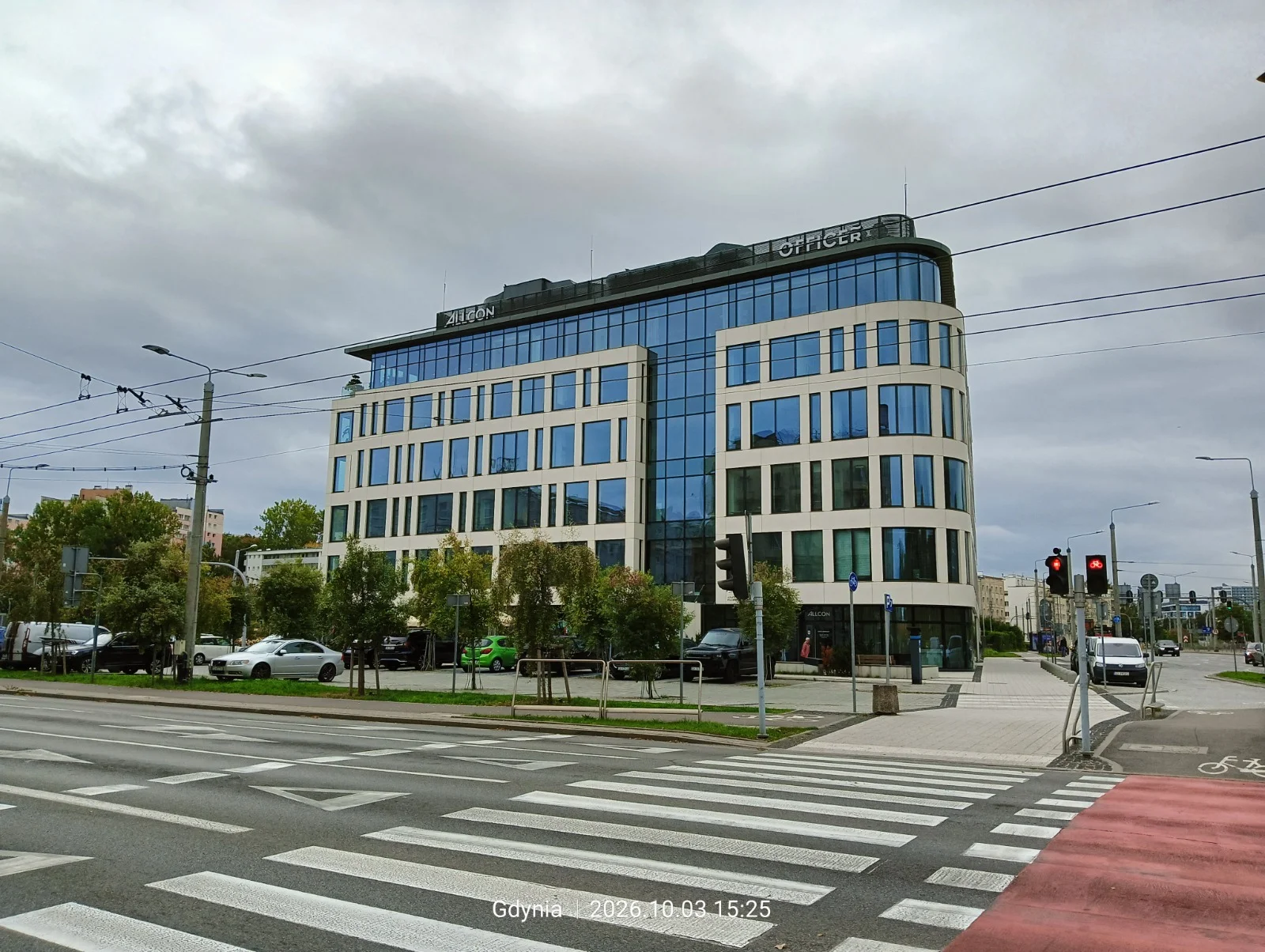 Biurowiec Officer Office Gdynia — fasada słupowo-ryglowa